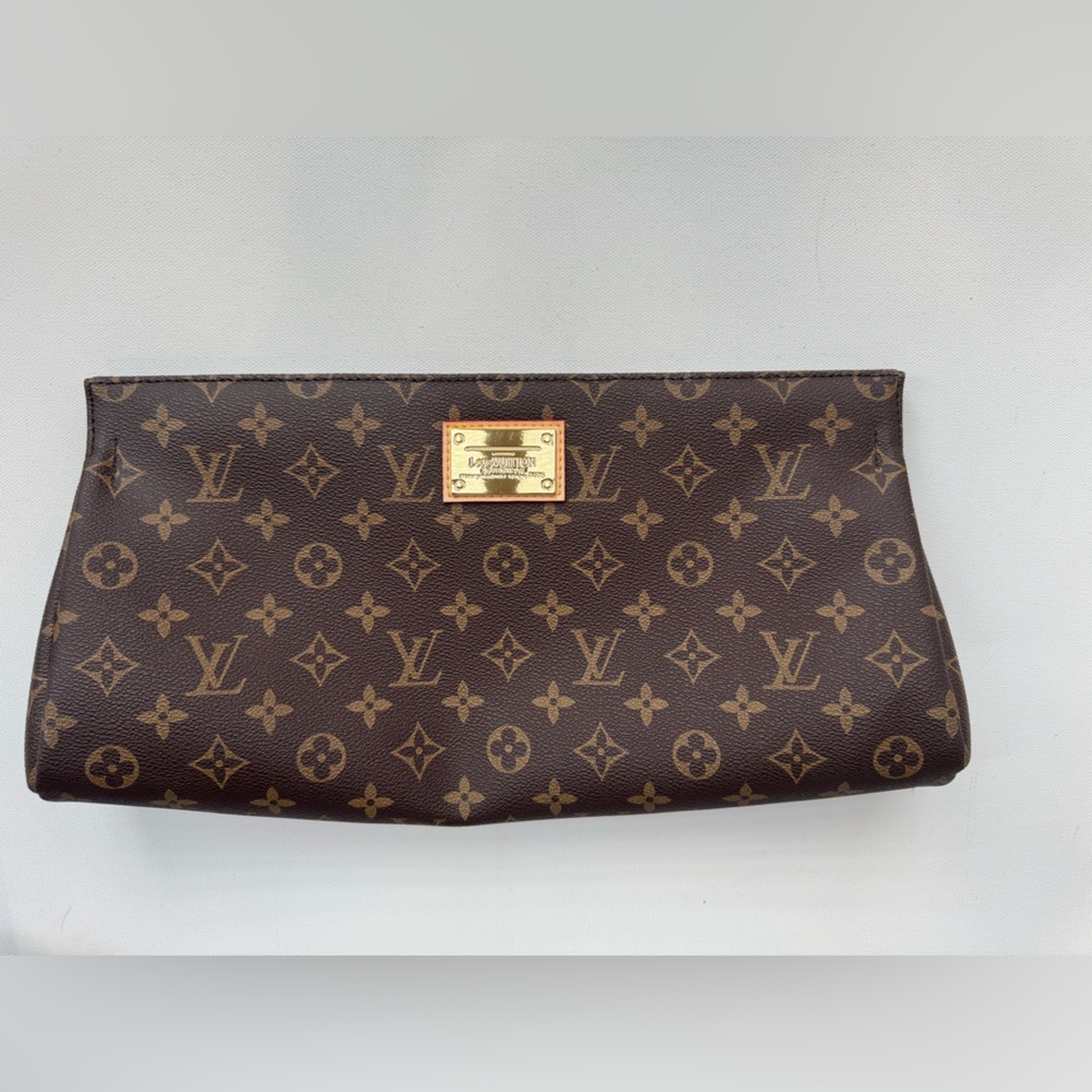 New condition LUXE clutch magnetic top closure 14”x7” $495